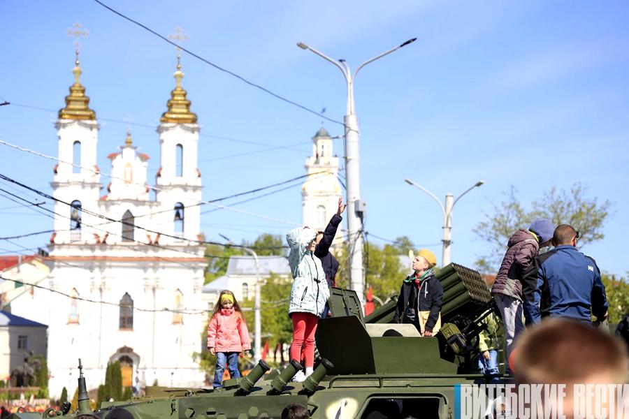 Фотофакт: выставка военной техники работает на площади Свободы в Витебске