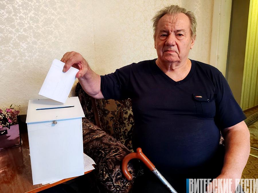 Члены участковых комиссий с переносным ящиком для голосования посещают граждан на дому в Городке