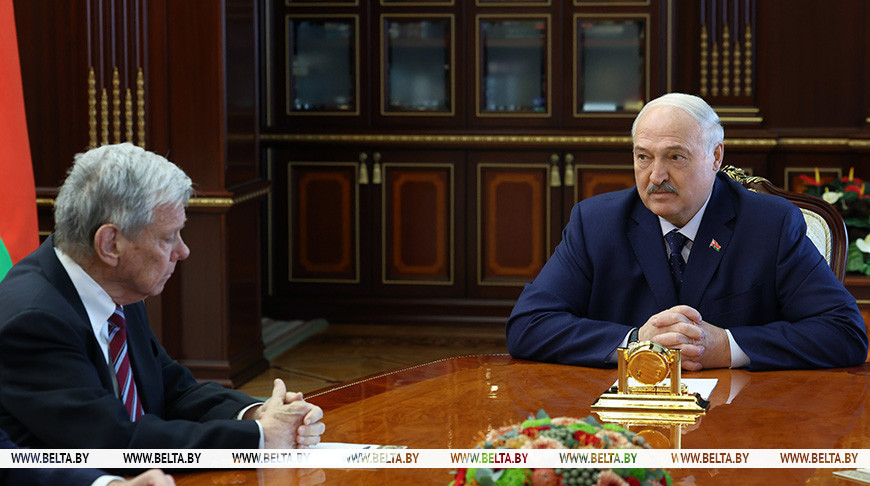 "У нас нет политстатей". Лукашенко на переговорах со спецпосланником США о "политзаключенных"