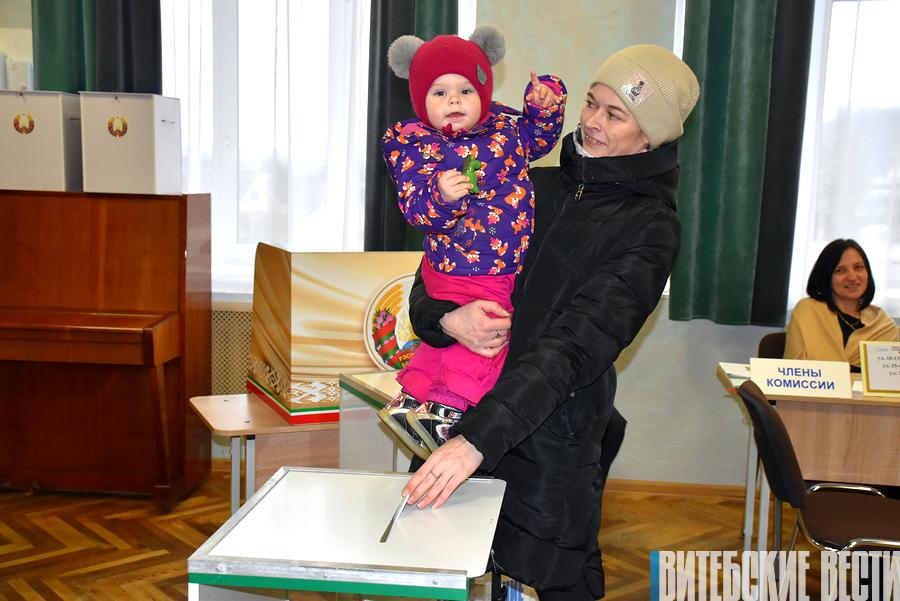 На избирательный участок № 14 в витебской гимназии № 4 люди идут практически без перерыва