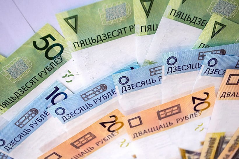 Средняя зарплата за январь в Беларуси составила 981,6 рубля