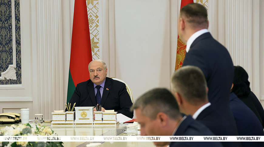 Лукашенко: впереди сложное время, электоральная кампания - это всегда поле боя