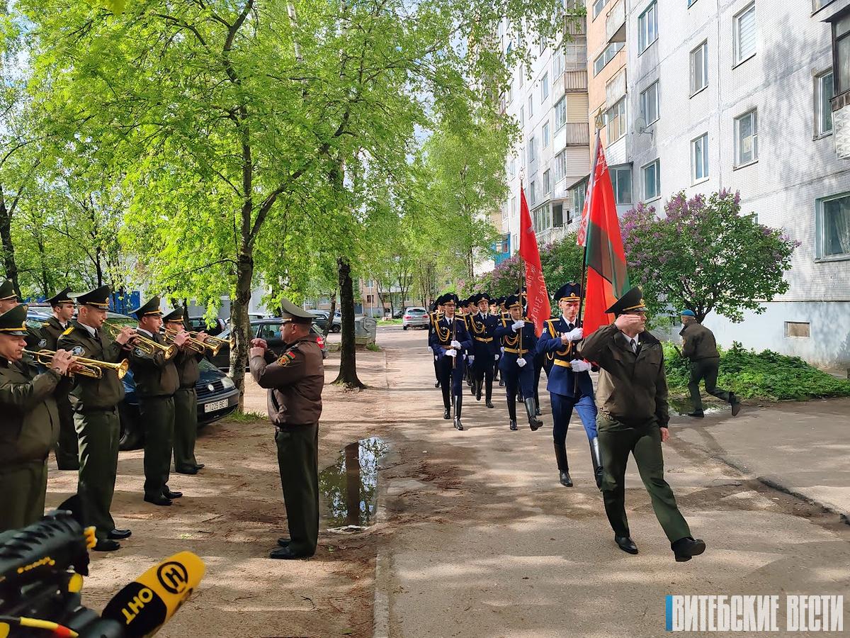 Торжественный марш и песня Дня Победы: в Витебске поздравили блокадника Владимира Гартмана