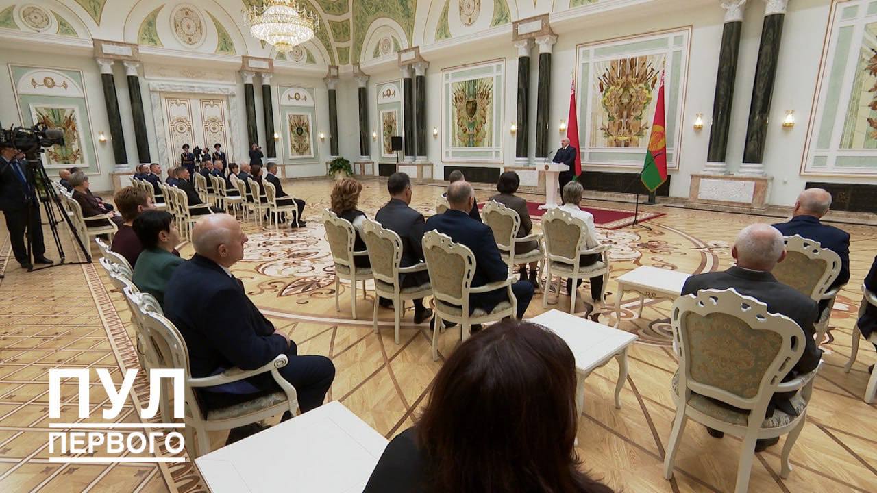 Александр Лукашенко вручил награды представителям АПК Витебщины