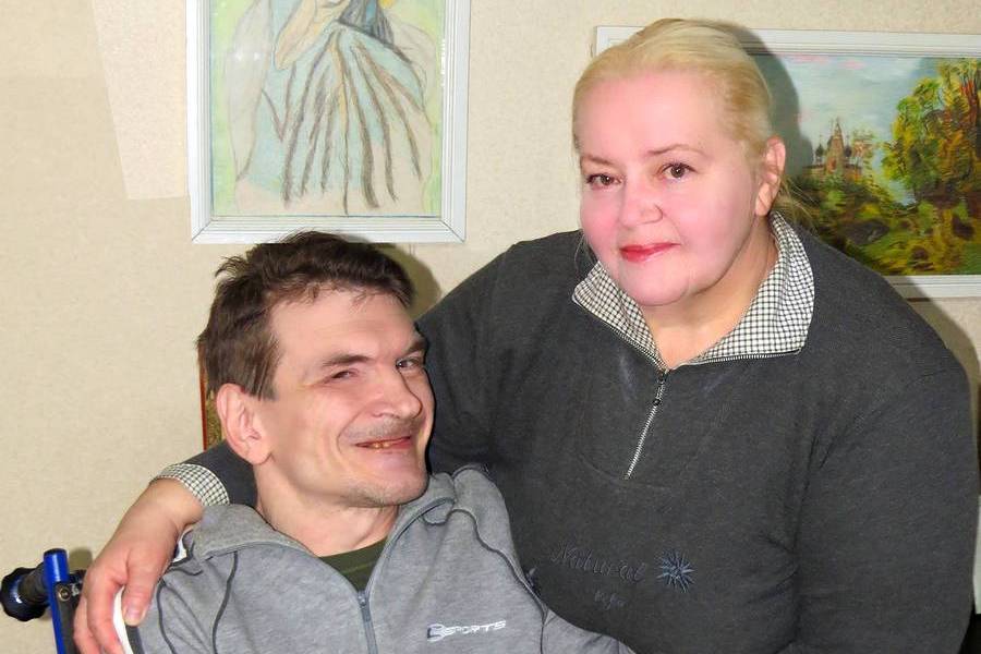 Одной левой, или Как витебчанин с ДЦП пишет картины, рассказы и стихи
