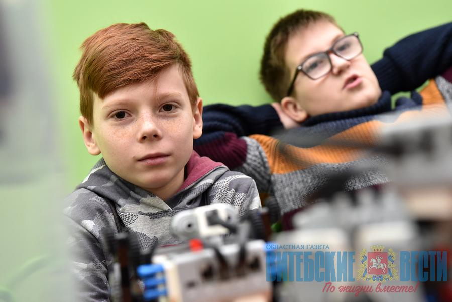 Роботов для обучения школьников английскому языку использует единственный учитель в Беларуси