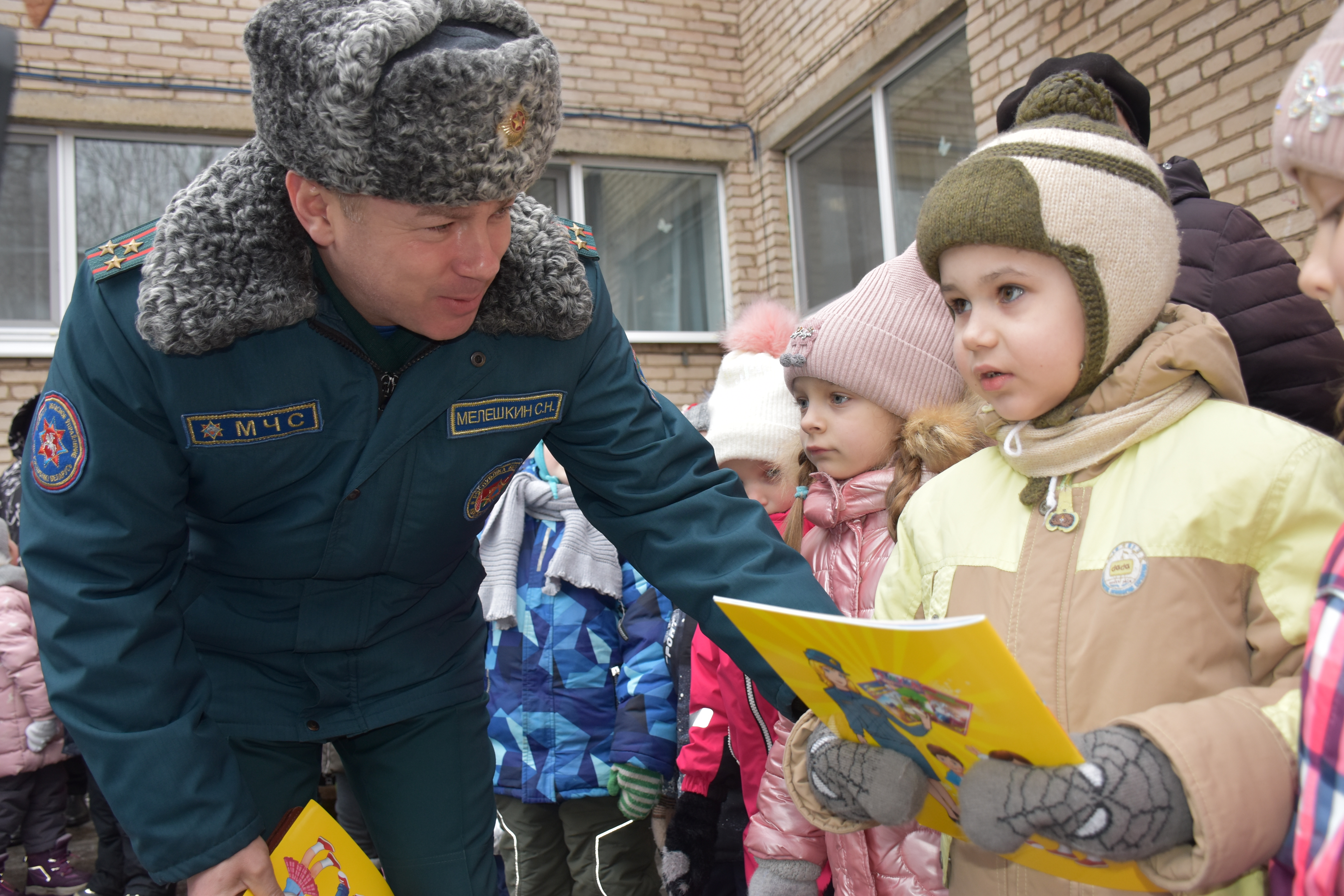 Витебские спасатели исполнили мечту маленького Егора Ильина, который влюблен в их профессию