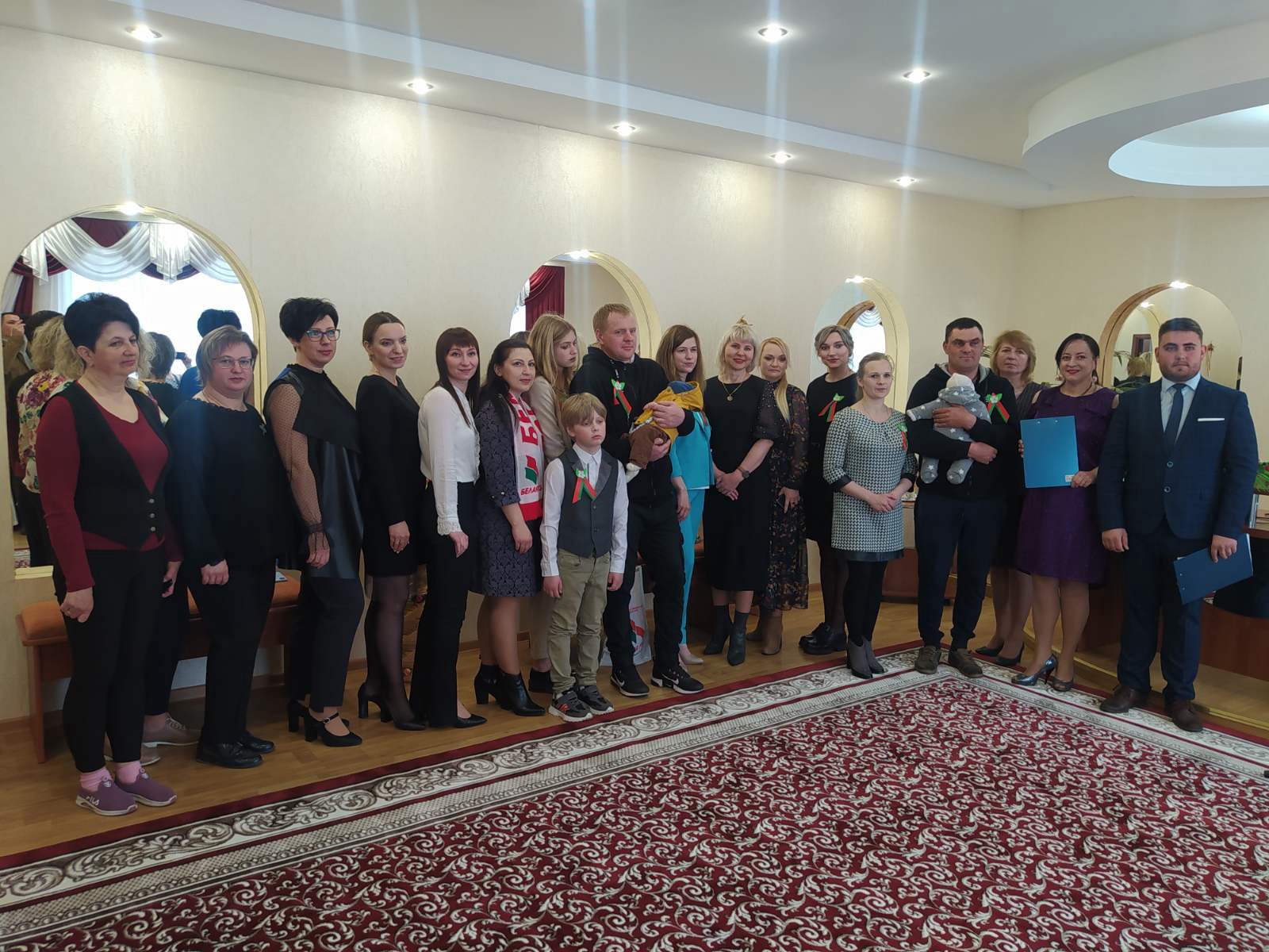 Коллектив ГУ "ТЦСОН" Лиозненского района поздравил многодетные семьи с Международным Днем семьи