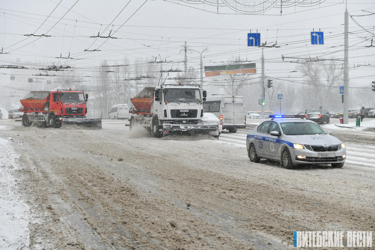 В Витебске на расчистку улиц и тротуаров выведено более 60 единиц техники