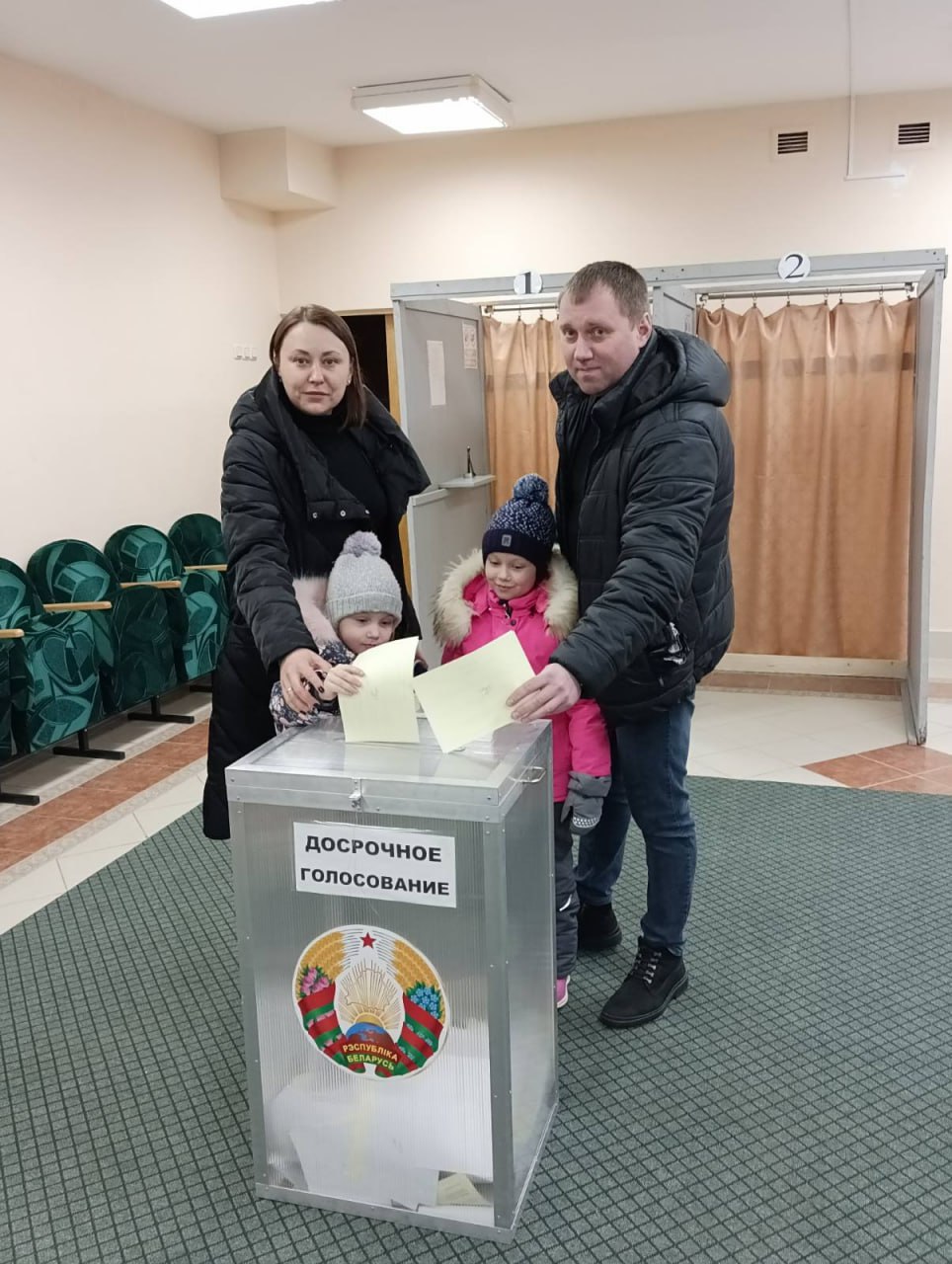 «Хорошая традиция - ходить на выборы вместе»: Жители Верхнедвинска активно принимают участие в досрочном голосовании