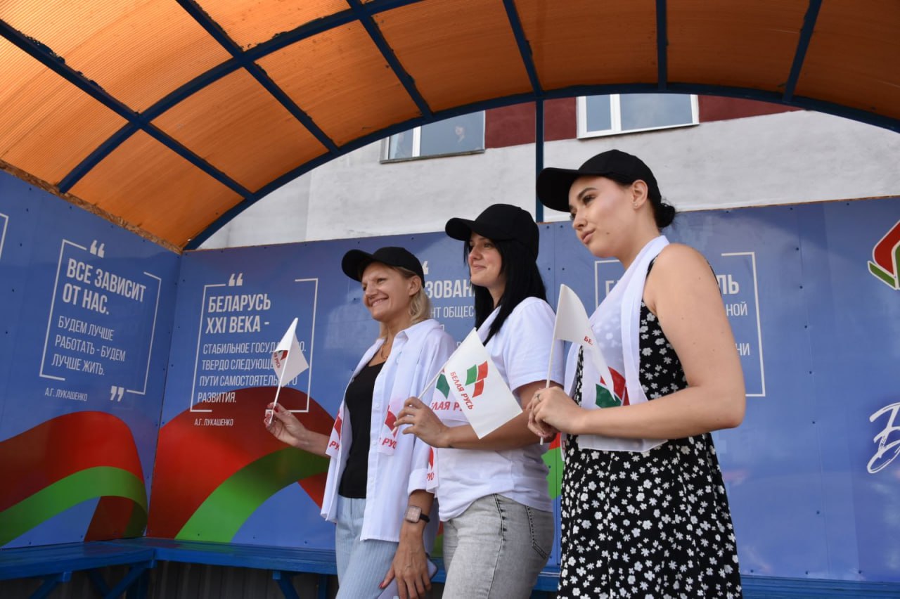 В Лепеле в рамках патриотической акции «За Батьку!» открыли обновленный остановочный пункт