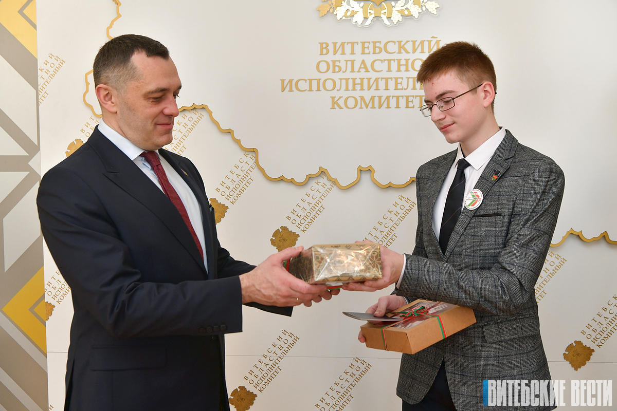 Александр Субботин вручил паспорта представителям активной молодёжи Витебской области