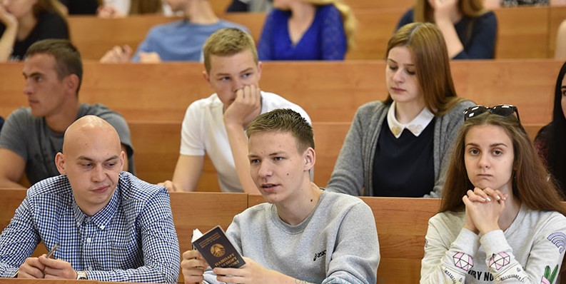 Двух абитуриентов удалили с ЦТ в Витебске и Орше за пользование мобильным телефоном