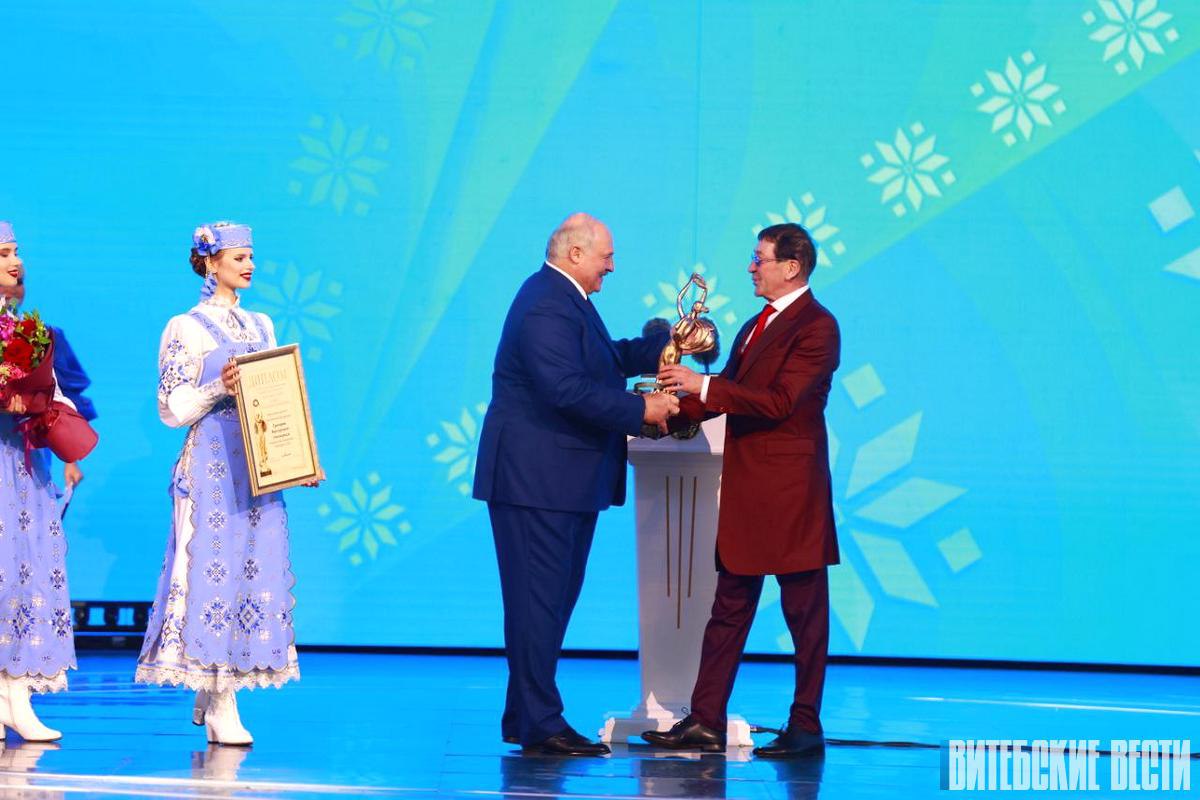 Фотофакт. Александр Лукашенко вручил Григорию Лепсу специальную награду Президента Республики Беларусь "Через искусство - к миру и взаимопониманию"