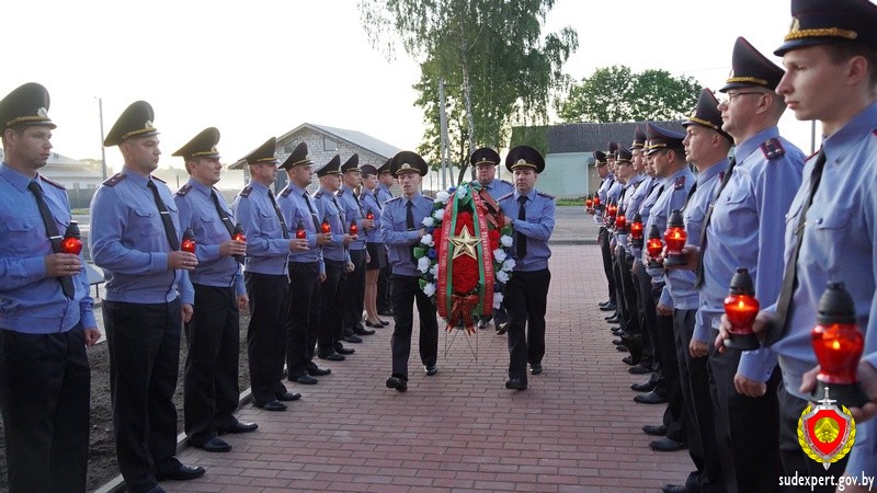 Судебные эксперты Витебской области почтили память погибших, зажгли огни памяти и возложили цветы