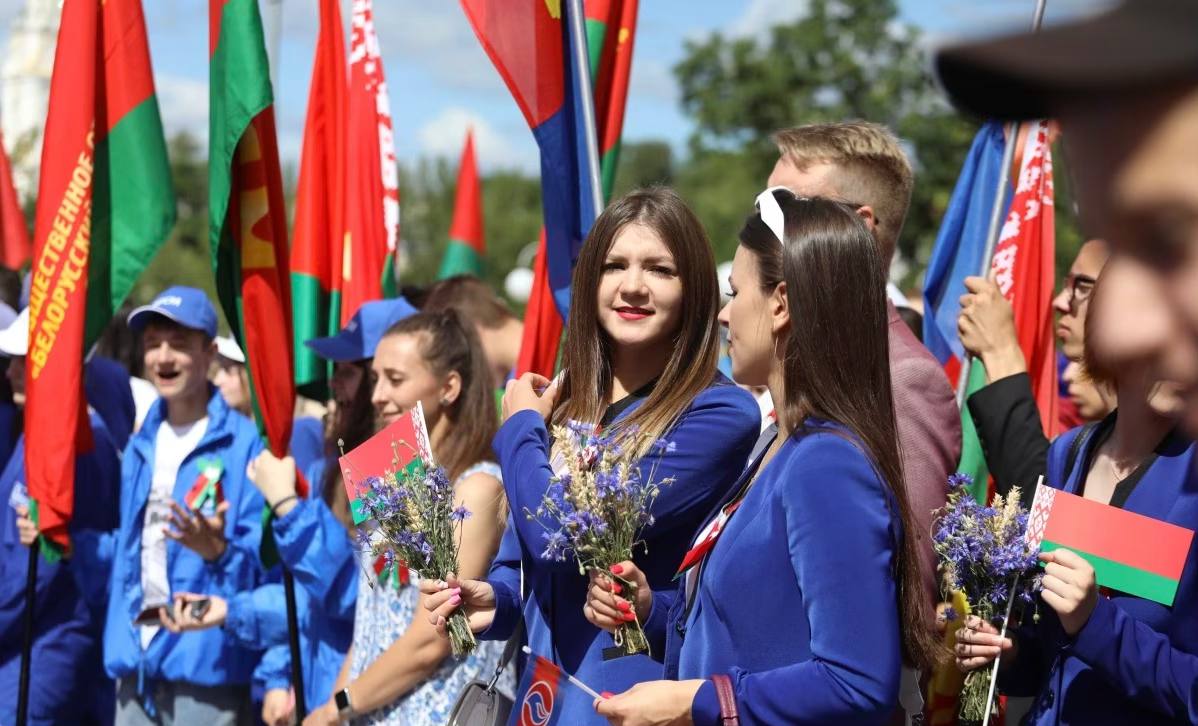 Руководство Витебской области поздравляет юношей и девушек с Днем молодежи и студенчества