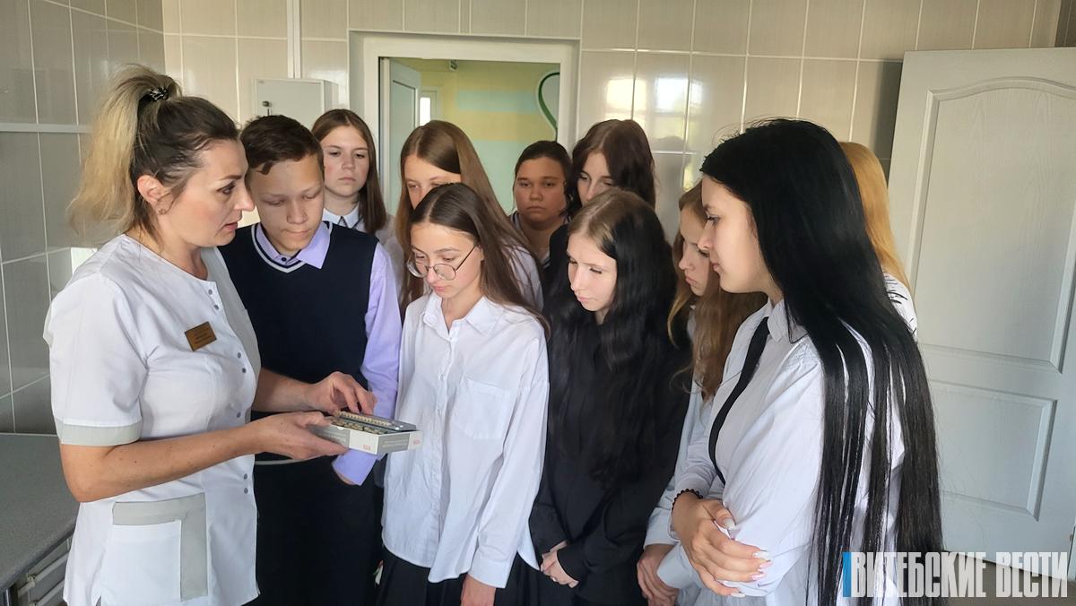 Мечтают стать фармацевтами и стоматологами: школьники из Толочина побывали в центральной районной больнице  