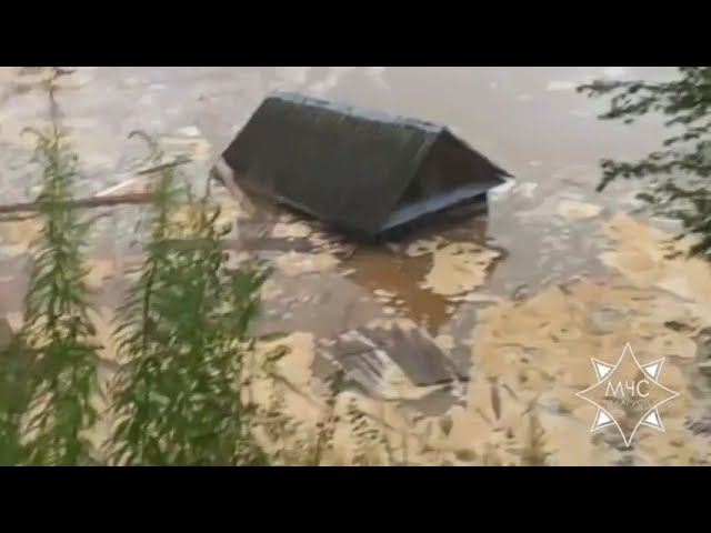 ЧП в Витебске: оползень разрушил семь построек и дорогу у Западной Двины