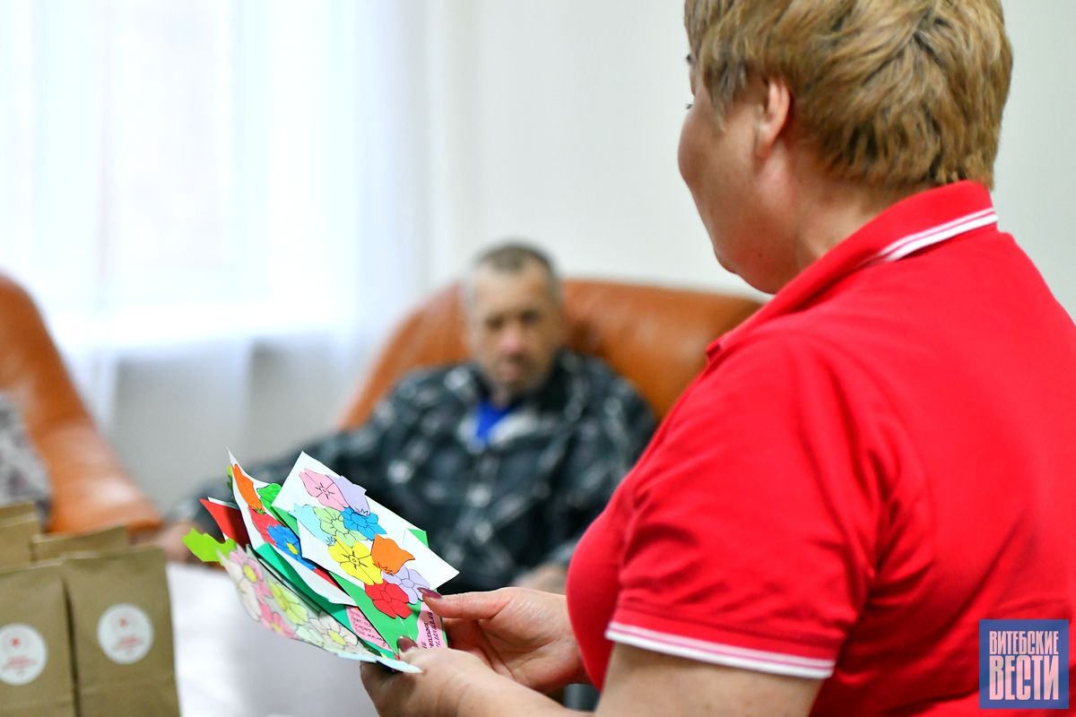 Забота всегда рядом: в Витебске продолжают поздравлять с Днем пожилых людей 
