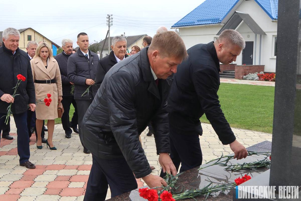 В Мазолово почетные гости возложили цветы к мемориалу 