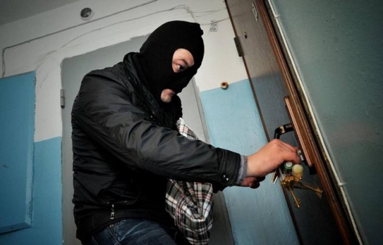 Незапертая дверь и коварные гости: в милиции рассказали, почему белорусы чаще всего лишаются имущества