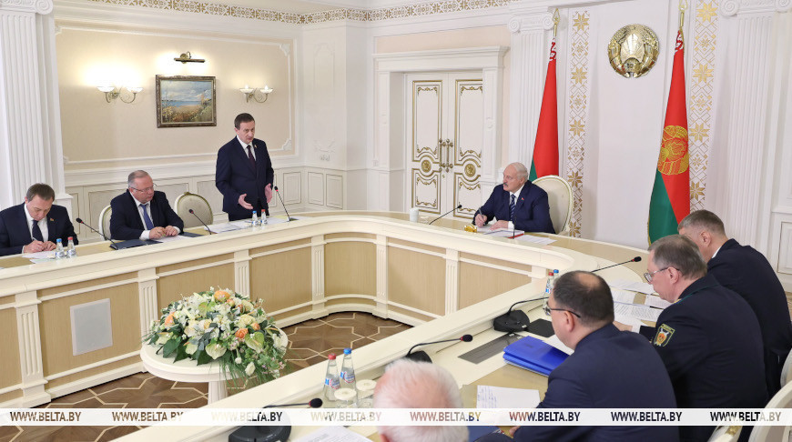 Лукашенко предложил бесплатно отдавать в собственность работникам жилье. Кого это касается и о чем речь?