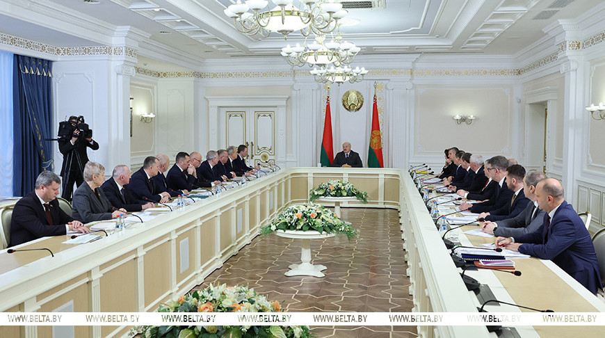 Лукашенко представили два варианта программы пятилетки, но без консенсуса. Какие вопросы ставит Президент? 