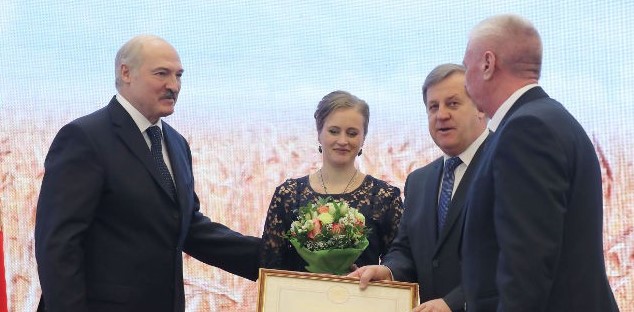 Лукашенко вручил награды и Благодарности Президента лучшим хозяйствам и труженикам села