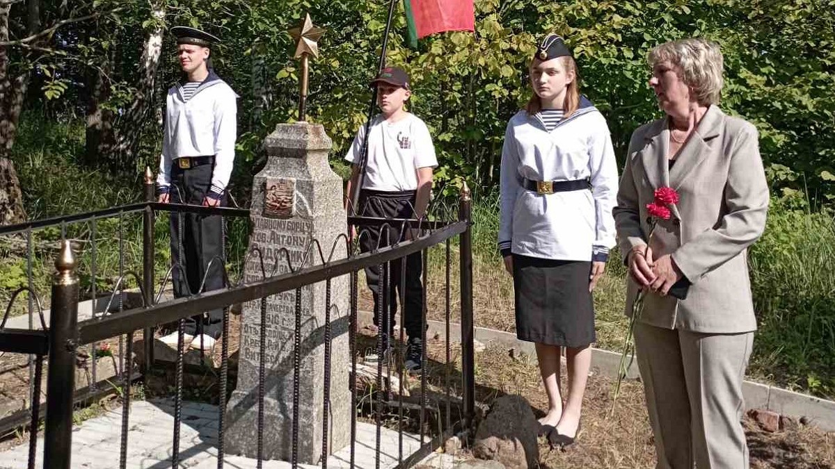  Возле деревни Ерёмино отреставрирован памятник члену экипажа крейсера «Аврора» Антону Сидоренко 