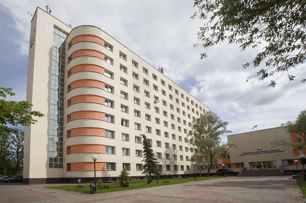 Житель Витебска повредил дверь административного здания органов внутренних дел. Следователи дали правовую оценку его действиям