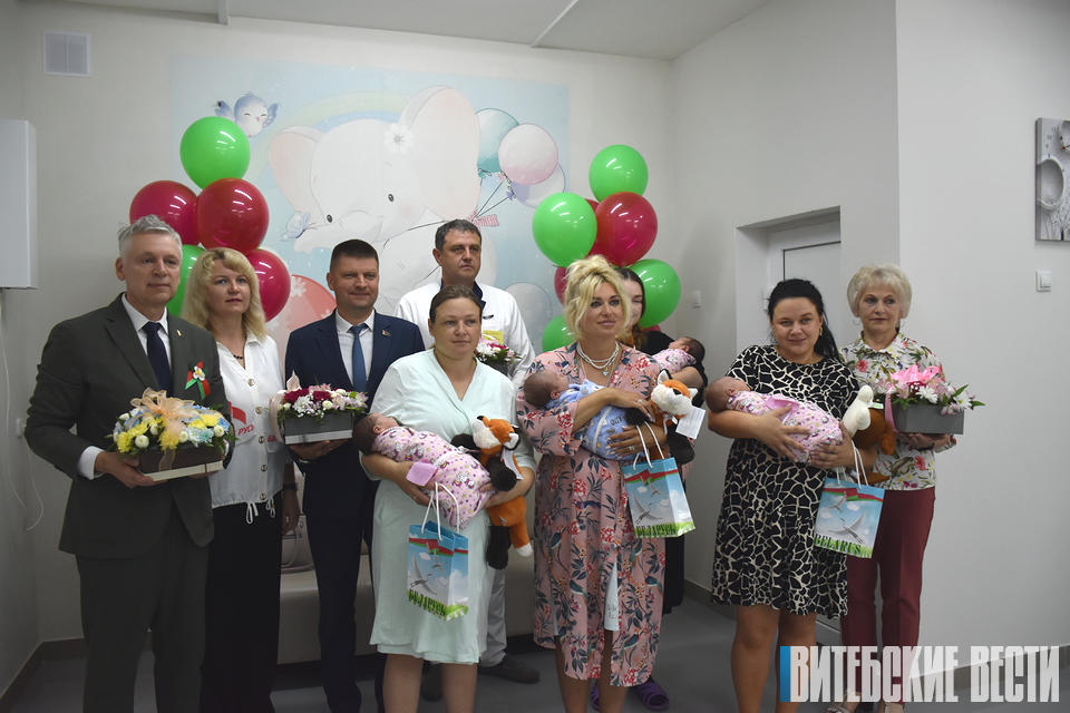 В Витебском городском роддоме № 2 поздравили мам детей, родившихся 3 июля