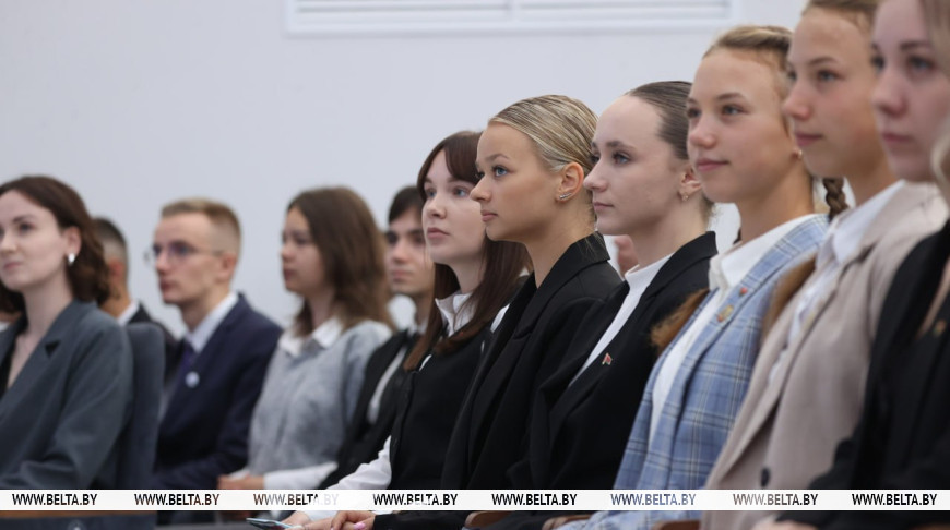 Лукашенко советует молодежи в регионах не стремиться в Минск