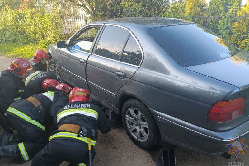 В Витебске спасатели деблокировали мужчину из-под автомобиля