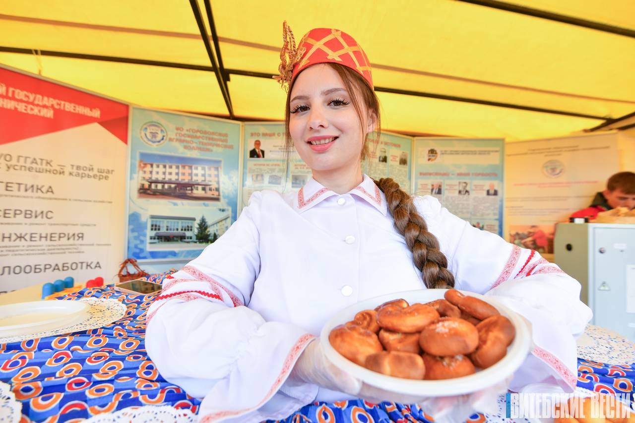 Саженцы, колбаса и сундуки из Пскова: что продавали на осенней ярмарке у Дворца спорта в Витебске