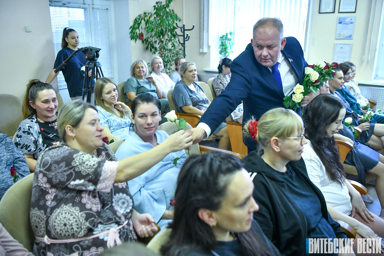 В Витебском областном роддоме поздравили мам с праздником
