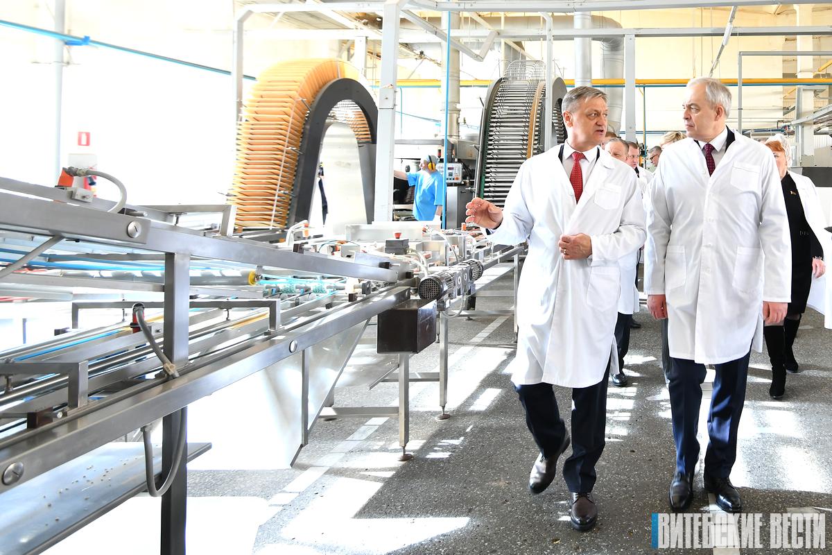 Игорь Сергеенко ознакомился с производством продукции на кондитерской фабрике "Витьба"