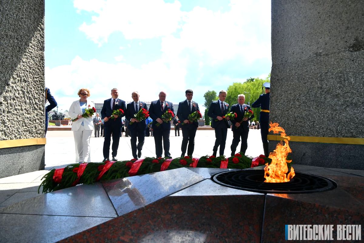 Руководство области возложило цветы к Вечному огню на мемориальном комплексе в честь советских воинов-освободителей, партизан и подпольщиков Витебщины