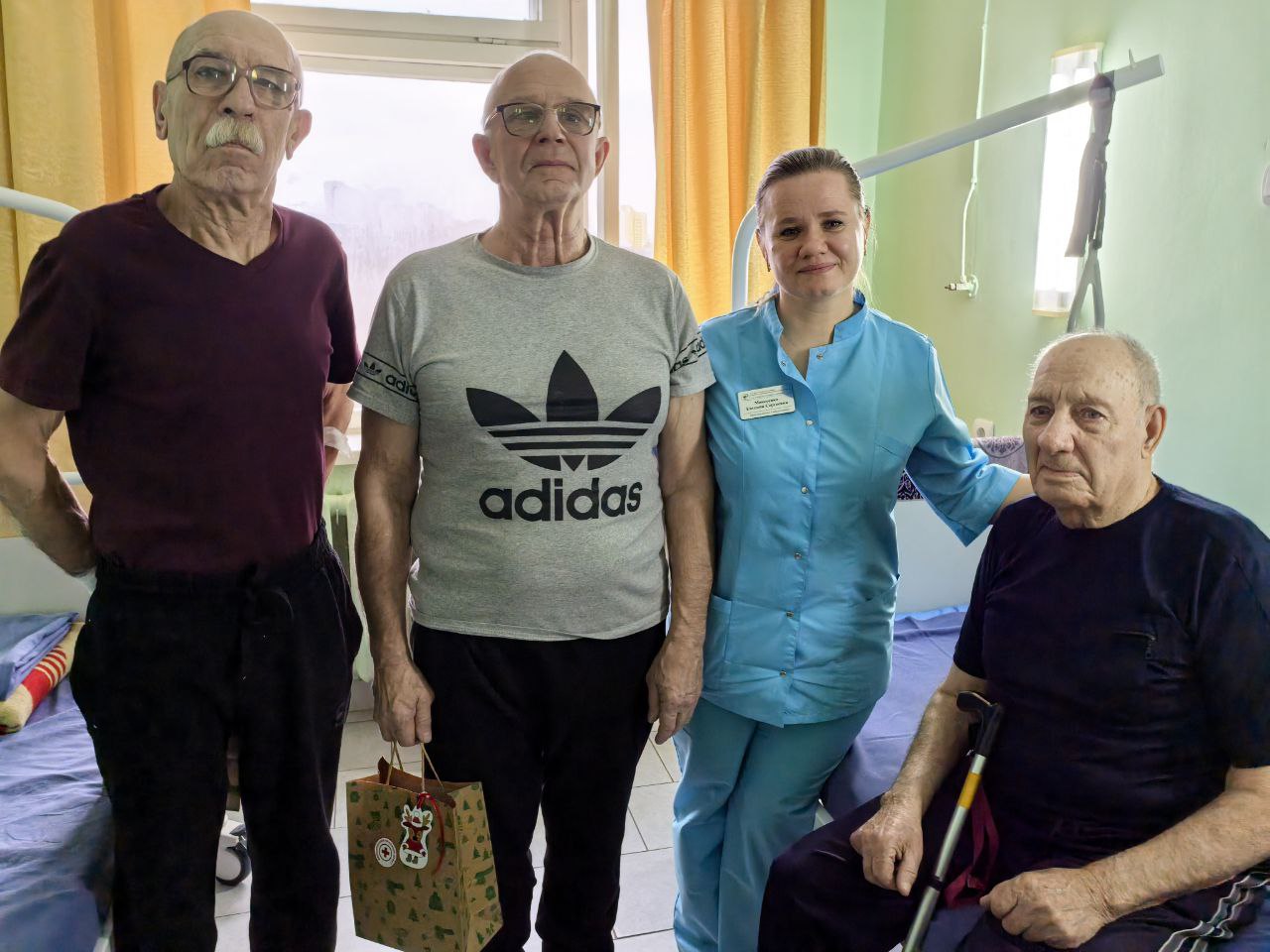 «От такого отношения вырастают крылья». В Витебске с новогодними праздниками поздравили пациентов областного клинического кардиологического центра