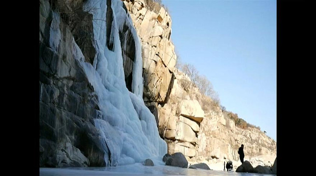 В Китае замерз 80-метровый водопад