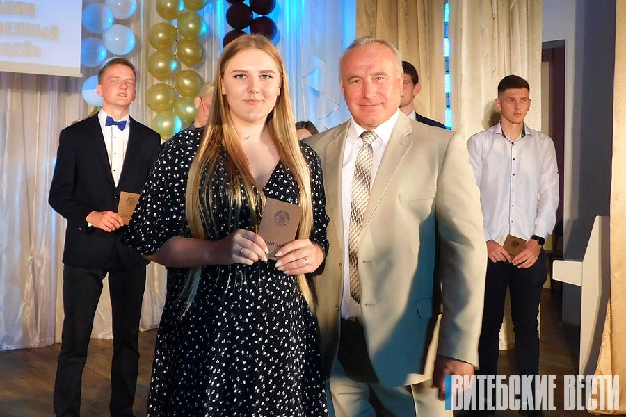 Председатель Витебского облисполкома Николай Шерстнёв поздравил выпускников Глубокского госпрофлицея с окончанием учебы 