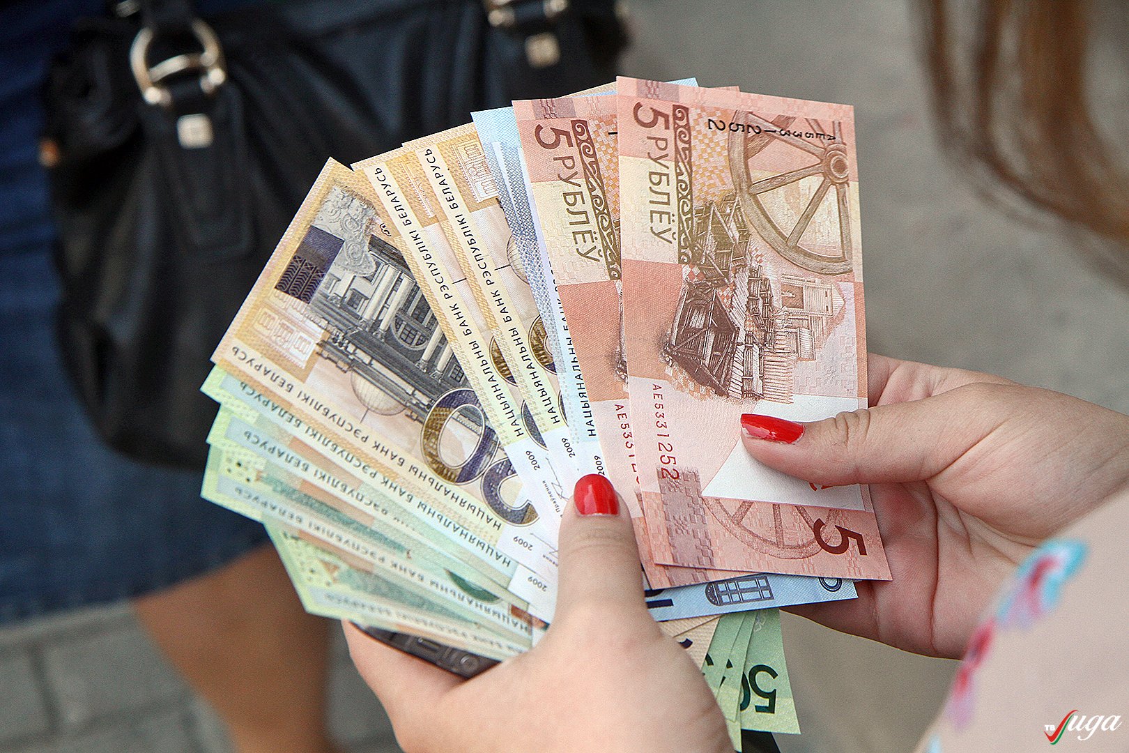 Лукашенко поставил задачу добиться повышения зарплат в социальной сфере 
