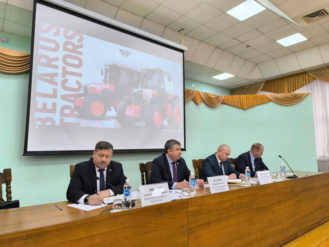 Подготовку машинно-тракторного парка к полевым работам 2025 года обсудили на республиканском семинаре в Минске