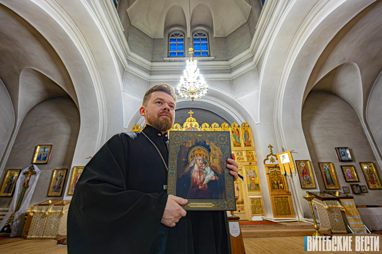 В храме под Витебском продолжает открываться фон у иконы «Избавление от бед страждущих»