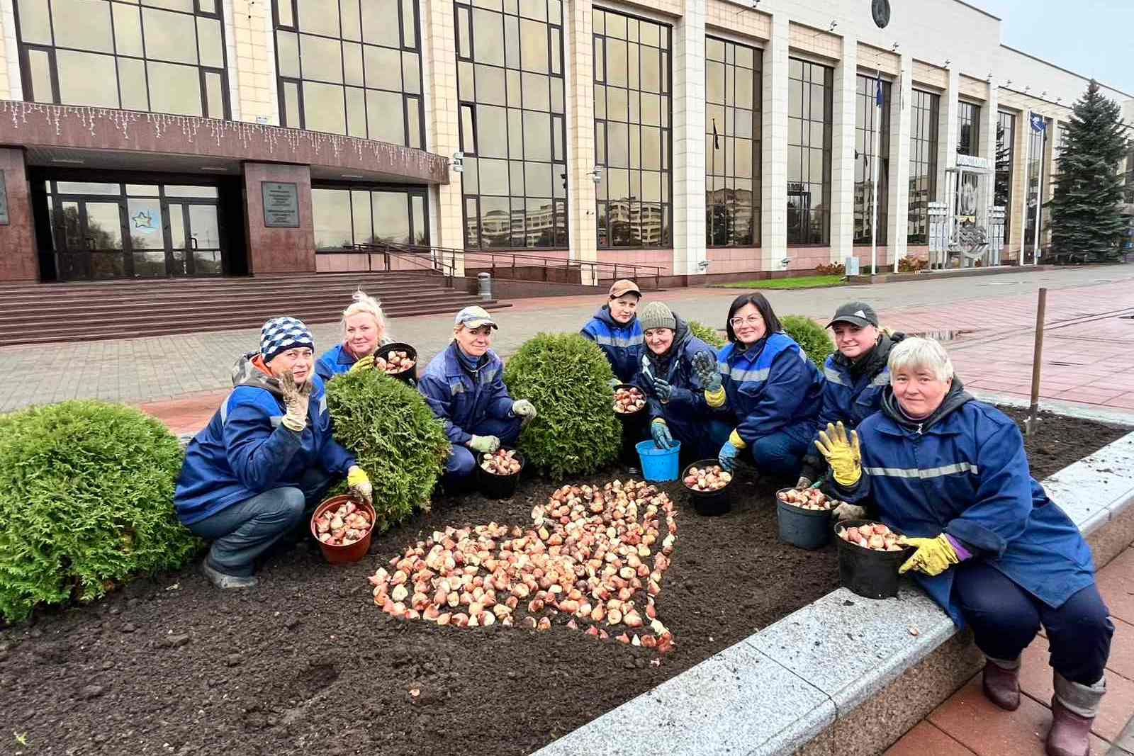 200 тысяч цветов и 3000 кустарников: как озеленители Новополоцка создают зеленый наряд города