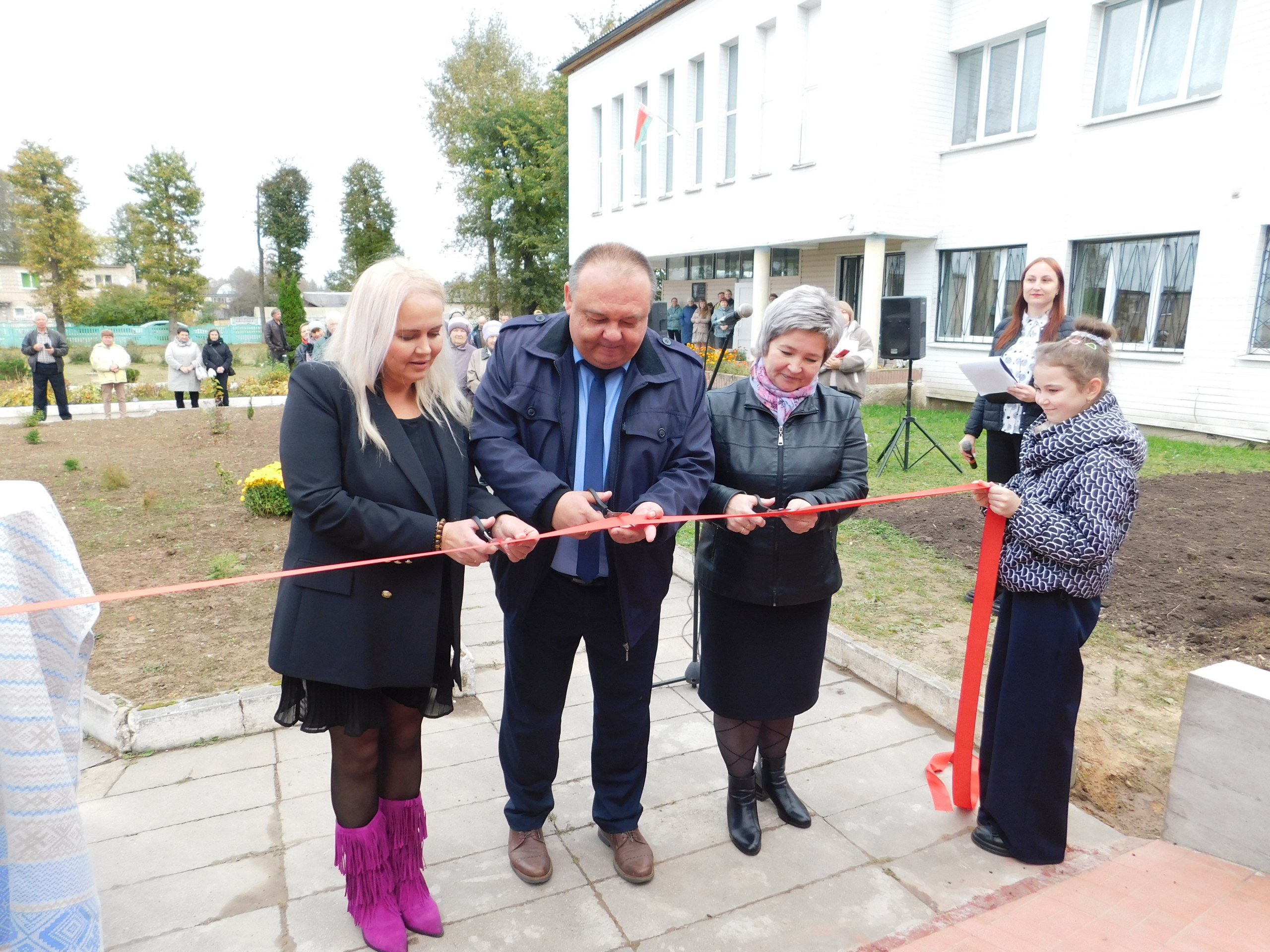 Есть всё, что нужно: в агрогородке Полоцкого района открылся новый мини-супермаркет