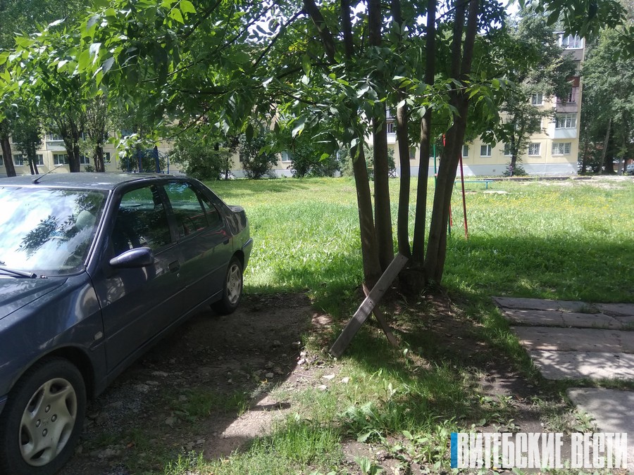 Блоки на въезде в некоторые витебские дворы и «застолблённые» парковочные места: законно или нет?