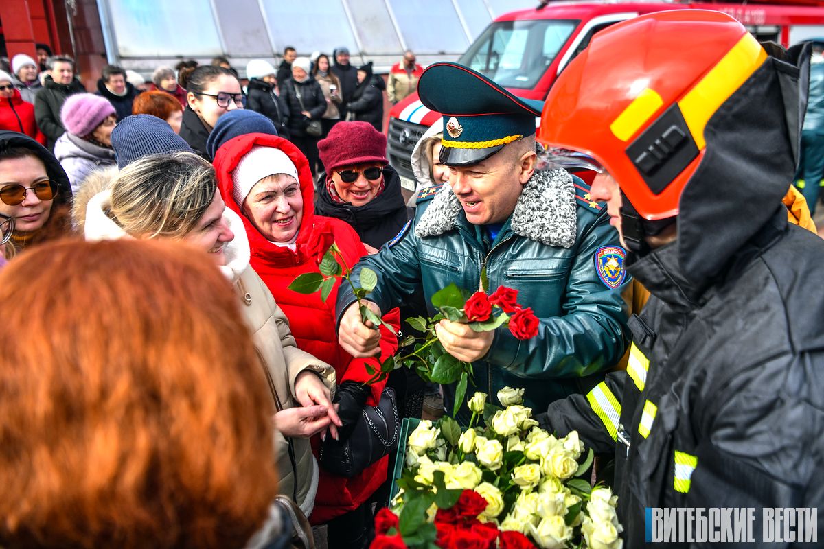Цветы, песни и улыбки: сотрудники МЧС поздравили женщин Витебска с 8 Марта