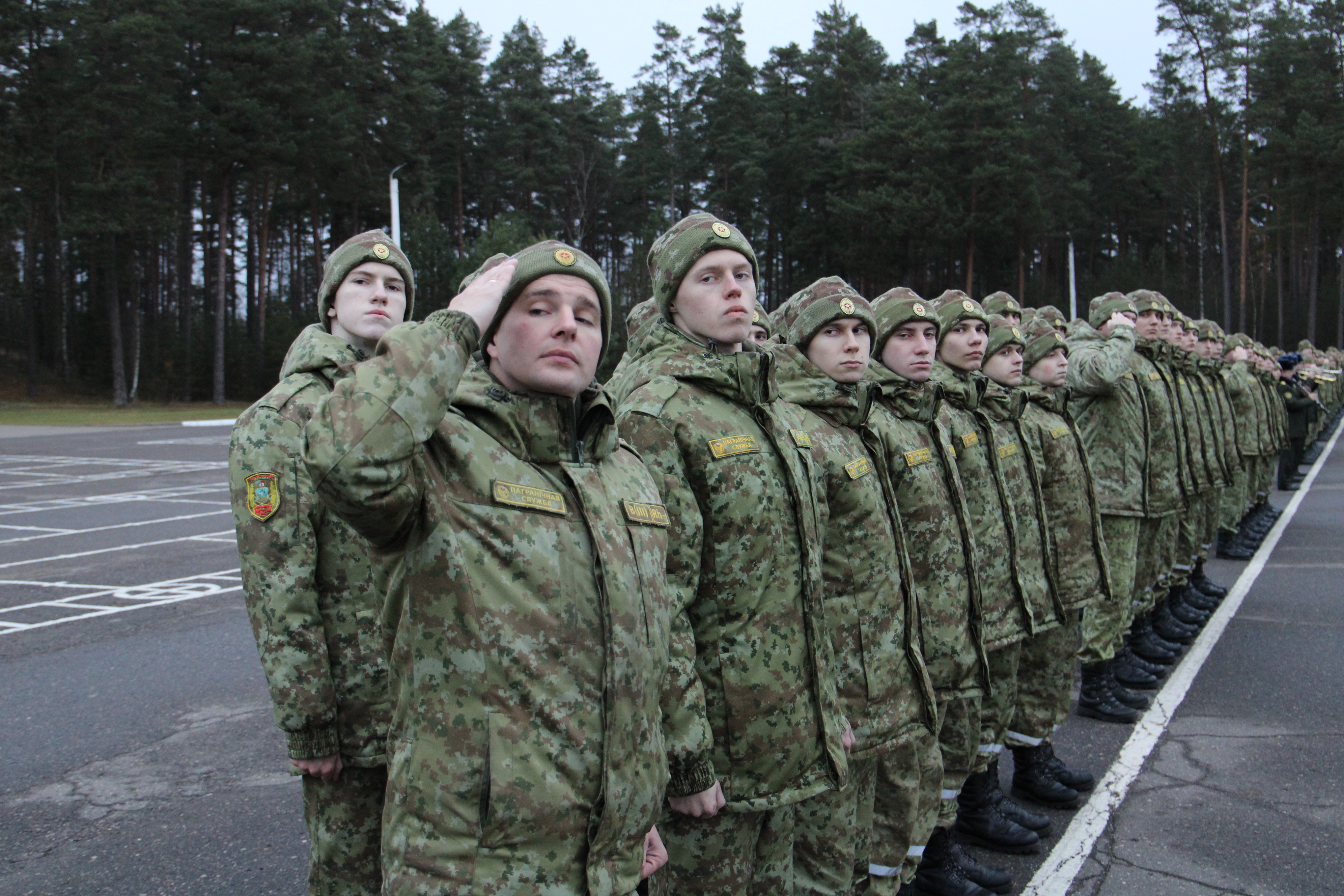 Новобранцам Полоцкого пограничного отряда вручили боевое оружие