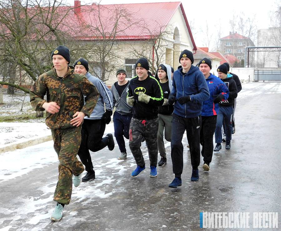 От подъема до отбоя. Корреспондент «ВВ» провела один день в армии