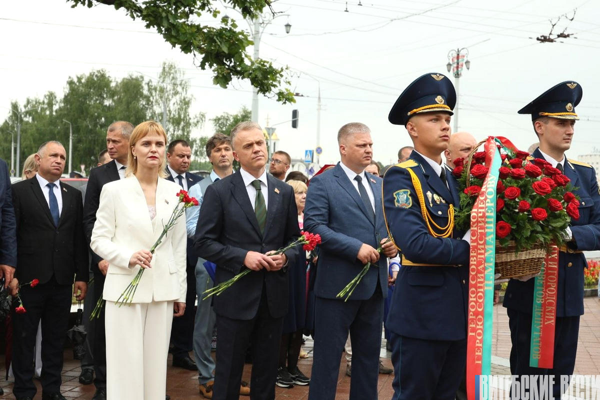 В День города витебчане возложили цветы к бюсту Петра Машерова